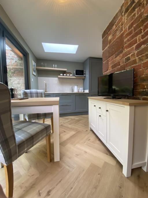 Stay In A Castle! Unique & Luxurious Historical Apartment, Self Contained, Free Parking & Wi-Fi Chester Exterior photo
