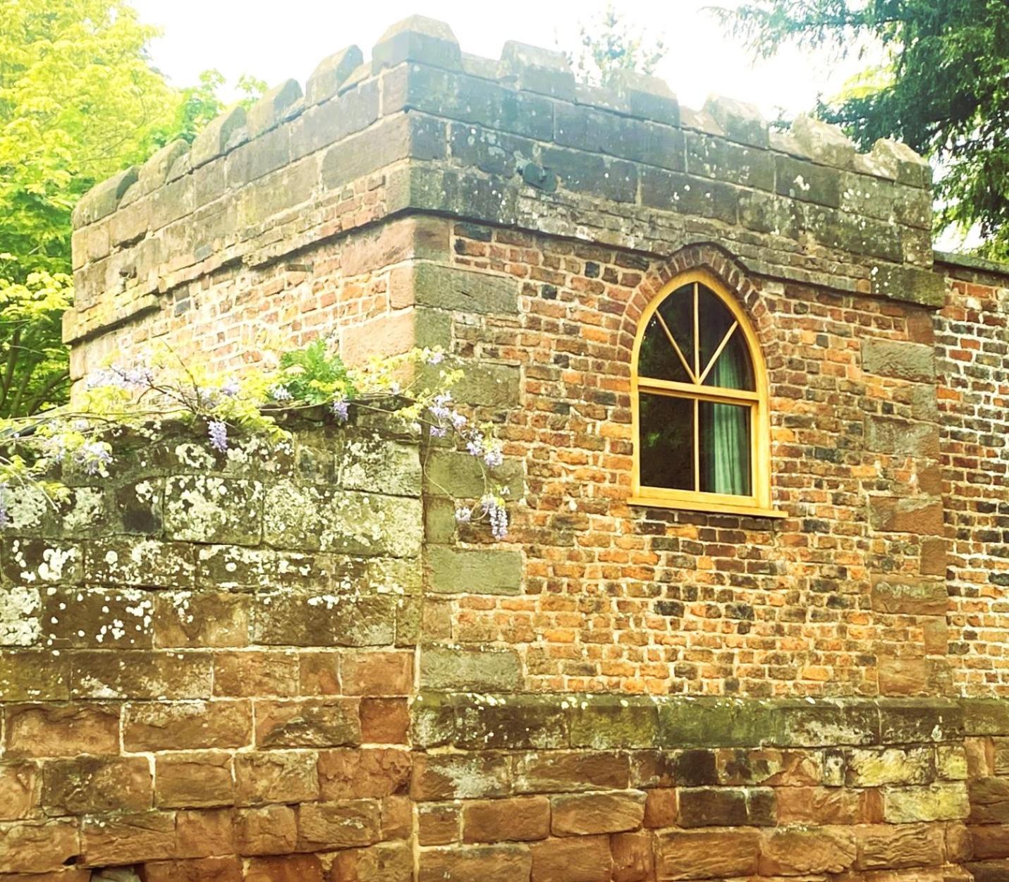 Stay In A Castle! Unique & Luxurious Historical Apartment, Self Contained, Free Parking & Wi-Fi Chester Exterior photo